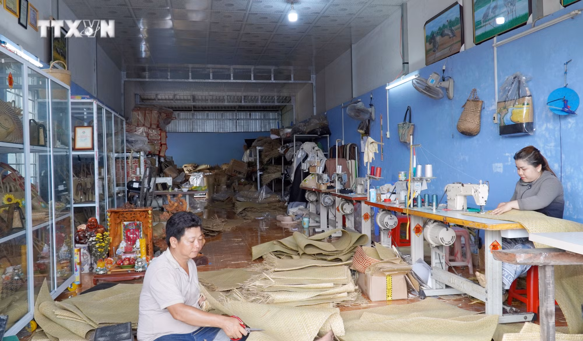 vna-potal-nguoi-dan-vung-bien-gioi-an-giang-tan-dung-co-bang-lam-do-thu-cong-my-nghe-8792008.jpg