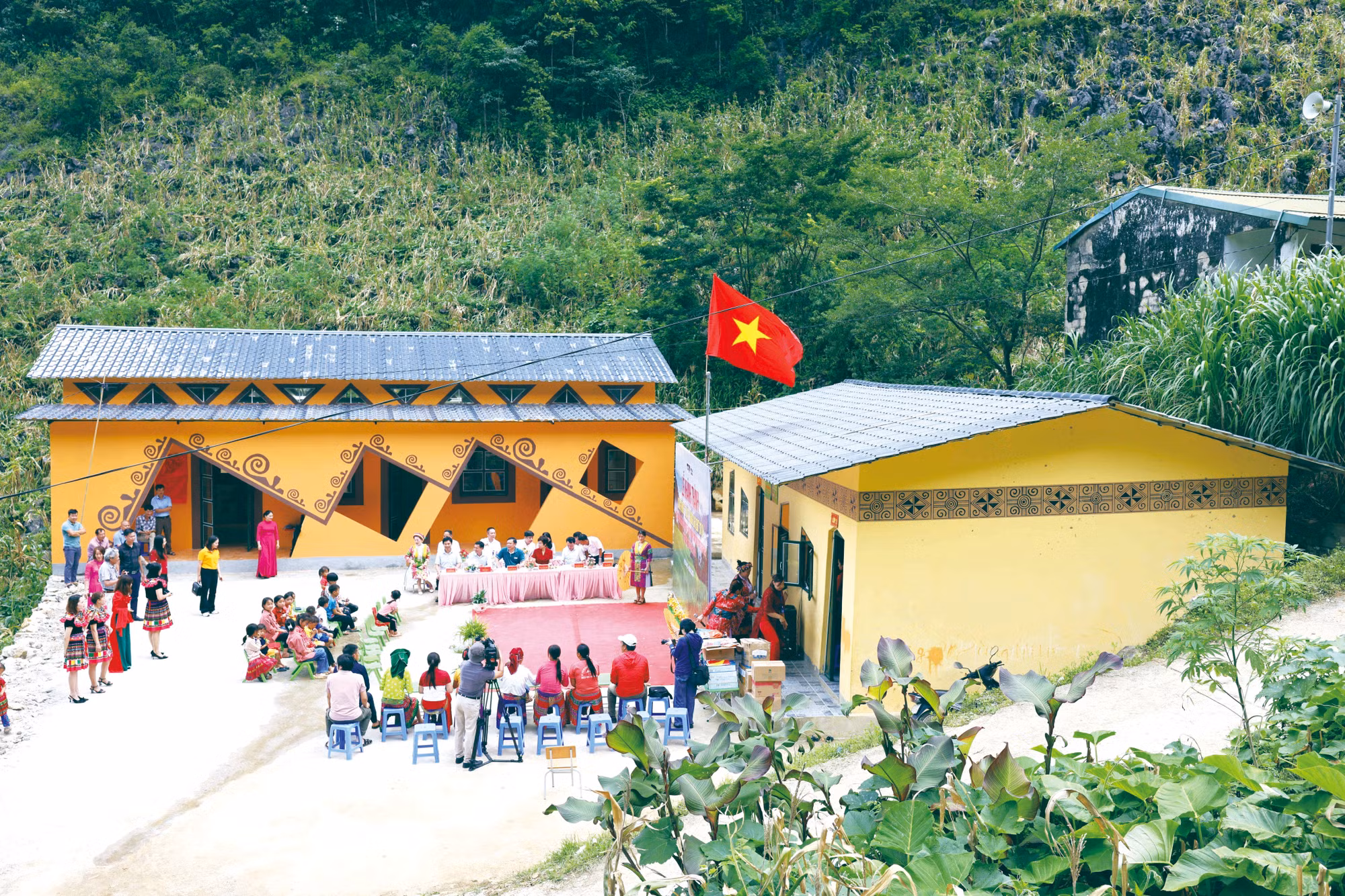 chung-tay-xay-dung-truong-hoc-2.jpg
