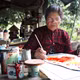 វិចិត្រការិនី ខ្មែរ រក្សាស្នាមគូរគំនូរលើកញ្ចក់នៅឃុំ ធន់ហ្វា