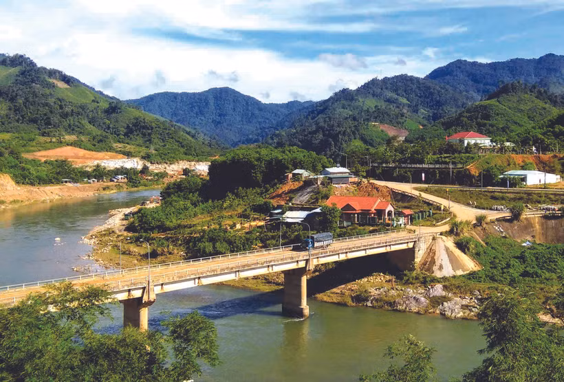 ហេដ្ឋារចនាសម្ព័ន្ធត្រូវបានវិនិយោគកសាងជួយដល់ស្រុកទាំងឡាយតំបន់ភ្នំនៃខេត្ត ក្វាងណាម កាន់តែវឌ្ឍនភាពពីមួយថ្ងៃទៅមួយថ្ងៃ