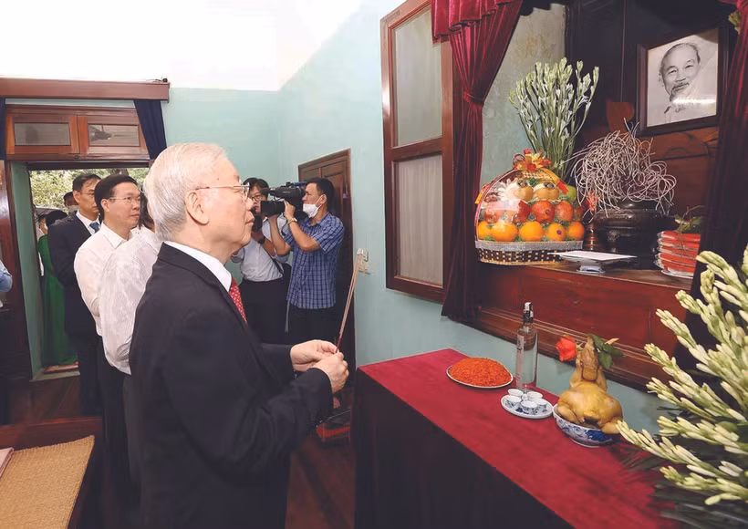 លោកអគ្គលេខាបក្ស ង្វៀន ភូត្រុង អញ្ជើញអុជធូបគោរពឧទ្ទិសវិញ្ញាណក្ខន្ធលោកប្រធាន ហូ ជីមិញ នៅអគារលេខ ៦៧