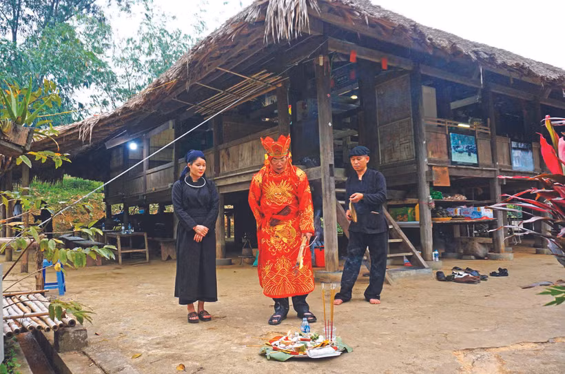 គ្រូសែនធ្វើពិធីកិច្ចបួងសួងសុំសេចក្តីសុខ សុំពរជ័យសិរីមង្គល