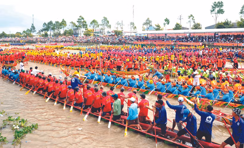 ការប្រណាំងទូក ង - វិញ្ញាសាកីឡាប្រពៃណីរបស់បងប្អូនជនជាតិ ខ្មែរ ត្រូវបានរៀបចំ ឡើងក្នុងឱកាសពិធីបុណ្យ អកអំបុក តែងតែទាក់ទាញ ភ្ញៀវទេសចរក្នុងនិងបរទេសមក ទស្សនានិងលើកទឹកចិត្ត យ៉ាងច្រើនកុះករ