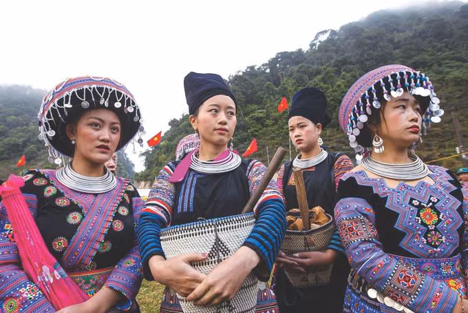1-ngay xuan vui hoi Gau Tao-trong dat.jpg