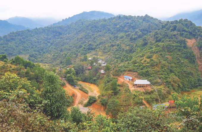 8. Điểm trường Huồi Máy thuộc xã Cắm Muộn, huyện Quế Phong lọt thỏm giữa bốn bề núi non..JPG