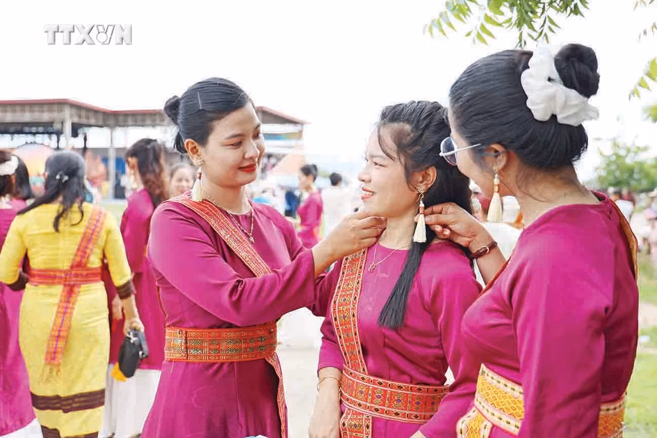 vna_potal-khanh-hoa-nghi-thuc-ruoc-y-trang-trong-le-hoi-kate-9076862.jpg