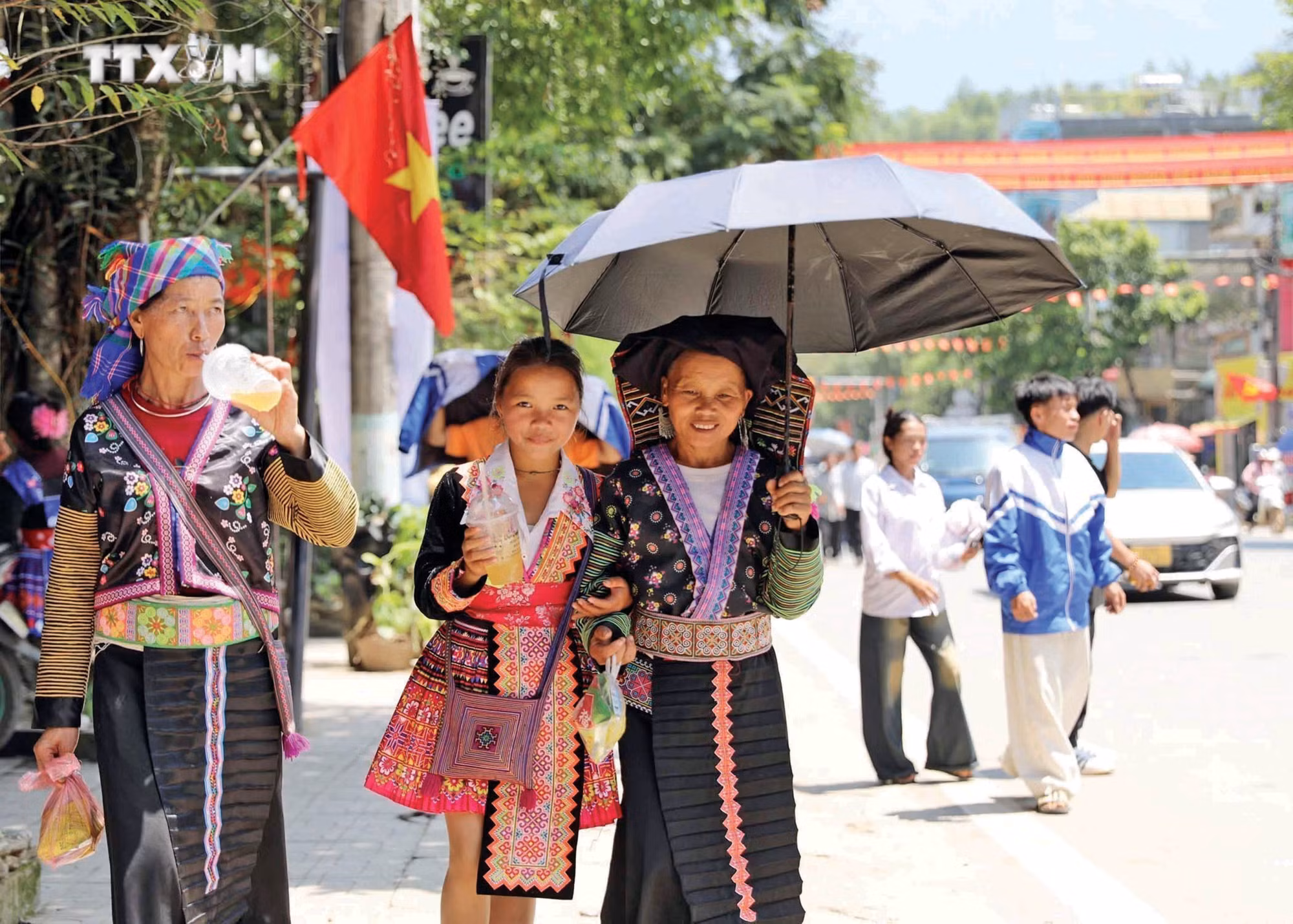 vna_potal-nguoi-dan-lai-chau-no-nuc-vui-tet-doc-lap-192200380-8998784.jpg