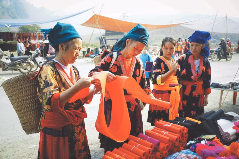 នៅលើដងផ្លូវធ្វើដំណើរកម្សាន្តក្នុងនិទាឃរដូវខេត្ត ដៀនបៀន ភ្ញៀវទេសចរបានស្វែងយល់រាល់លក្ខណៈវប្បធម៌ប្រពៃណីដ៏វិសេសវិសាលរបស់បណ្តាជនជាតិ