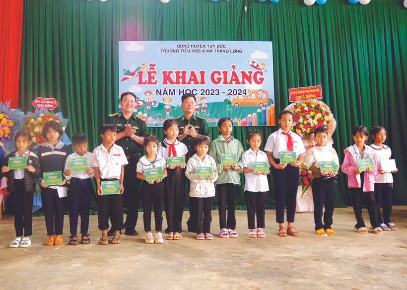 បញ្ជាការដ្ឋានកងទ័ពការពារព្រំដែនខេត្ត ដាក់ណុង ប្រគល់អាហារូបករណ៍ជូនសិស្សសាលាក្រីក្រសាលាបឋមសិក្សា អាមា ត្រាងឡុង