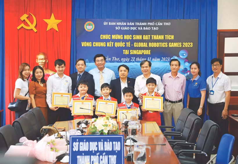 ឆ្លងកាត់ចំនួន ៤៦ ក្រុមមកពីប្រទេសនានាដែលចូលរួមប្រកួតប្រជែងក្នុងការប្រឡង Global Robotics Games ២០២៣ នៅប្រទេស សាំងហ្គាពួរ សិស្សសាលាវិទ្យាល័យ ថៃប៊ិញយឿង (ទីក្រុង កឹនធើ) ដណ្តើមបានពានរង្វាន់ជើងឯកដ៏ឆ្នើមមកជូនប្រទេស វៀតណាម