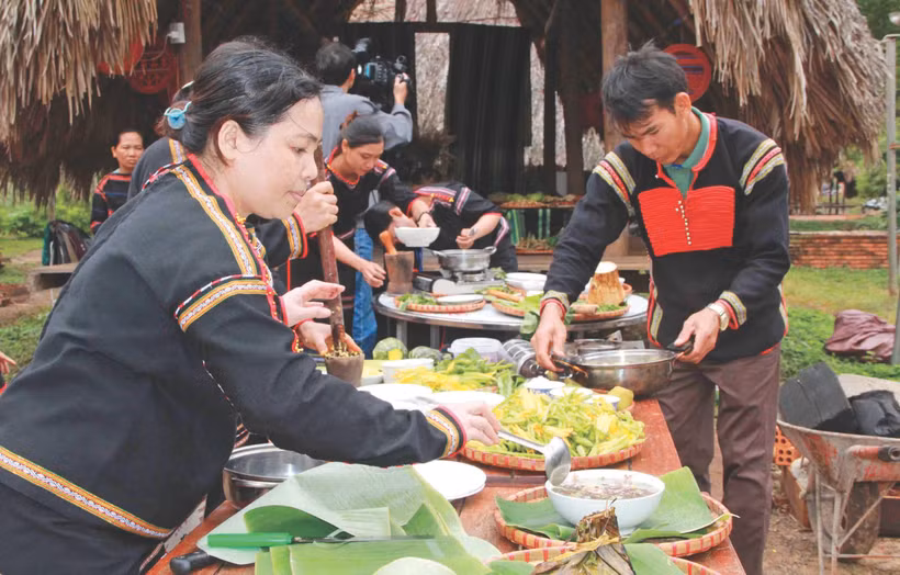 ជនជាតិ អេដេ កែចៃ្ន មុខម្ហូបត្រប់ពុតលំញង សម្លត្រីទឹកជ្រោះ