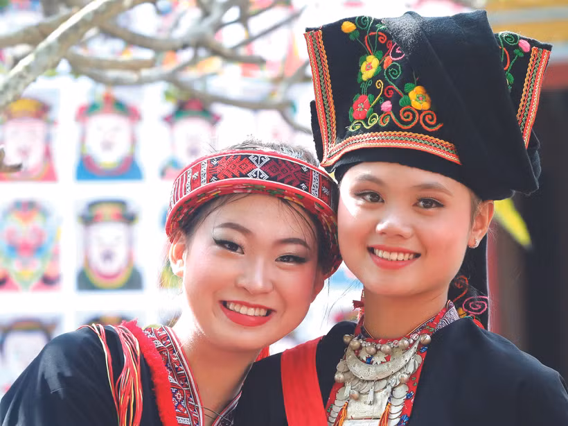 យុវនារីជនជាតិ យ៉ាវ ក្រហមដើរលេងកម្សាន្តតាមដងវិថីនៅទីក្រុងជាមួយសម្រស់និទាឃរដូវ