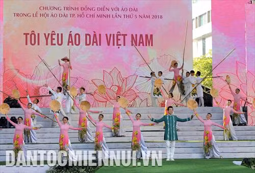 កម្មវិធីសិល្បៈច្រៀងរាំមួយដែលសម្តែងដោយសិល្បករសិល្បការិនីទីក្រុង នៅក្នុងកម្មវិធីបង្ហាញទស្សនីយភាពដោយសម្លៀកបំពាក់អាវផាយប្រពៃណីរួមគ្នា