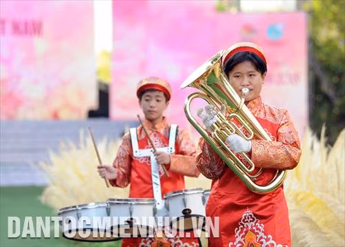 ប្អូនៗ កុមារាកុមារីទីក្រុងសម្តែងទស្សនីយភាពផ្លុំត្រែ ស្គរដោយសម្លៀកបំពាក់អាវផាយនៅក្នុងកម្មវិធីបង្ហាញទស្សនីយភាពសម្លៀកបំពាក់អាវផាយប្រពៃណីរួមគ្នា