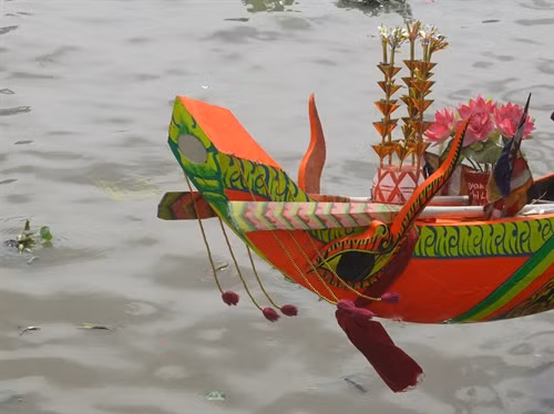 បងប្អូនជនជាតិខ្មែរមានជំនឿថា នៅក្នុងពេលប្រណាំងទូក - ងនឹងបោះពួយជាមួយ ល្បឿនយ៉ាងលឿនដូចជាសត្វនិមិត្តរូបដែលបានជ្រើសរើសសម្រាប់ទូក បងប្អូនជនជាតិខ្មែរមានជំនឿថា នៅក្នុងពេលប្រណាំងទូក - ងនឹងបោះពួយជាមួយ ល្បឿនយ៉ាងលឿនដូចជាសត្វនិមិត្តរូបដែលបានជ្រើសរើសសម្រាប់ទូក