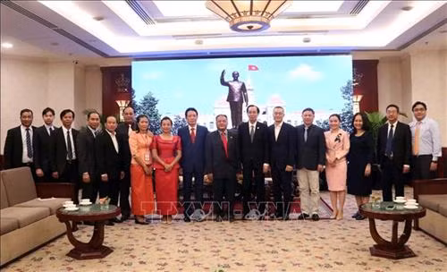លោក ឡេថាញ់លៀម អនុប្រធានអចិន្ត្រៃយ៍នៃគណៈកម្មាធិការប្រជាជនទីក្រុង ហូជីមិញ ទទួលជួប ឯកឧត្តម លី វ៉ាន់ហុង ប្រតិភូរាជរដ្ឋាភិបាលកម្ពុជា រដ្ឋលេខាធិការក្រសួងព័តមាននៃ ព្រះរាជាណាចក្រ កម្ពុជា
