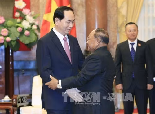 នារសៀលថ្ងៃទី ២៤ ខែ មិថុនា ឆ្នាំ ២០១៧ នៅវិមានប្រធានរដ្ឋ ប្រធានរដ្ឋ ត្រឹនដាយក្វាង ទទួលជួបប្រធានរដ្ឋសភាព្រះរាជាណាចក្រកម្ពុជាសម្តេច ហេងសំរិន ដែលកំពុងបំពេញទស្សនកិច្ចមិត្តភាពជាផ្លូវការនៅ វៀតណាម។ រូបថត៖ ទីភ្នាក់ងារព័ត៌មាន វៀតណាម