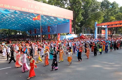 ប្លុកមហាជនចូលរួមក្បួនដង្ហែរំលឹកអនុស្សាវរីយ៍ខួបគម្រប់ ៤០ ឆ្នាំនៃទិវារំដោះភូមិភាគខាងត្បូង បង្រួបបង្រួមប្រទេសជាតិ។ រូបថត៖ ទីភ្នាក់ងារព័ត៌មានវៀតណាម