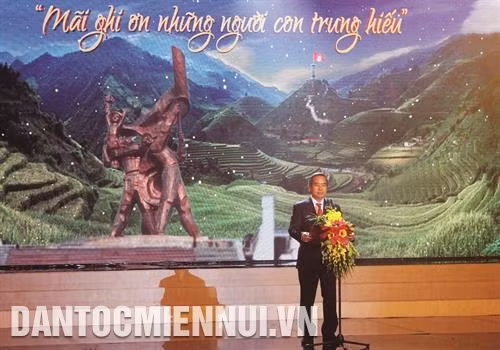សមាជិកការិយាល័យនយោបាយ លេខាមជ្ឈិមបក្ស លោក ង្វៀនវ៉ាន់ប៊ិញ អញ្ជើញថ្លែងសុន្ទរកថាក្នុងពិធី