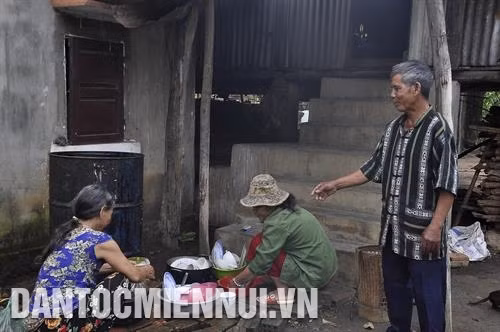 ទោះបីជាមានអាយុជាង ៨០ ឆ្នាំហើយក្ដីប៉ុន្តែនៅពេលទំនេរចាស់ភូមិ អាងុយហ៍នៅតែឧស្សាហ៍អញ្ជើញមកដល់ក្រុមគ្រួសារនីមួយៗដើម្បីឃោសនាផ្សព្វផ្សាយពីគោលការណ៍របស់បក្សគោលនយោបាយច្បាប់របស់រដ្ឋ