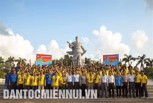 យុវវ័យ កៀនយ៉ាង ចូលរួមពិធីបើកប្រតិបត្តិការនៃដំណើរការ  "យុវវ័យ កៀនយ៉ាង ដើម្បីដែនកោះ សមុទ្រនៃមាតុភូមិ" ឆ្នាំ ២០១៩ ប្រជាជនឃុំកោះ ថូចូវ ប្រកបរបរវារីវប្បកម្មនិងរុករកជលផលនៅឆ្នេរ បាយយ៉ុង