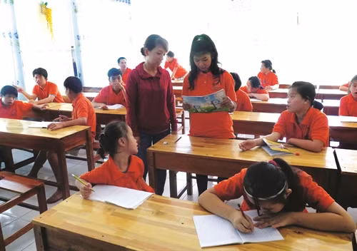 ជួយប្អូនៗរៀនអក្សរ