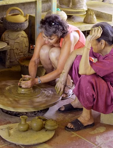 ភ្ញៀវទេសចរណ៍បានធ្វើគ្រឿងភាជន៍ដោយផ្ទាល់ដៃ ភ្ញៀវទេសចរណ៍បានធ្វើគ្រឿងភាជន៍ដោយផ្ទាល់ដៃ