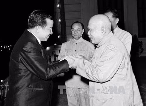 លោកប្រធានរដ្ឋ តូនឌឹកថាំង អញ្ជើញបដិសណ្ឋារកិច្ទទទួលចំពោះសម្តេចព្រះប្រមុខរដ្ឋនៃព្រះរាជាណាចក្រកម្ពុជា នរោត្តម សីហនុ យាងទស្សនកិច្ចជាផ្លូវការប្រទេស វៀតណាម ថ្ងៃទី ២៦ ខែ ឧសភា ឆ្នាំ ១៩៧០។ រូបថត៖ ឯកសារទីភ្នាក់ងារព័ត៌មានវៀតណាម លោកប្រធានរដ្ឋ តូនឌឹកថាំង អញ្ជើញបដិសណ្ឋារកិច្ទទទួលចំពោះសម្តេចព្រះប្រមុខរដ្ឋនៃព្រះរាជាណាចក្រកម្ពុជា នរោត្តម សីហនុ យាងទស្សនកិច្ចជាផ្លូវការប្រទេស វៀតណាម ថ្ងៃទី ២៦ ខែ ឧសភា ឆ្នាំ ១៩៧០។ រូបថត៖ ឯកសារទីភ្នាក់ងារព័ត៌មានវៀតណាម