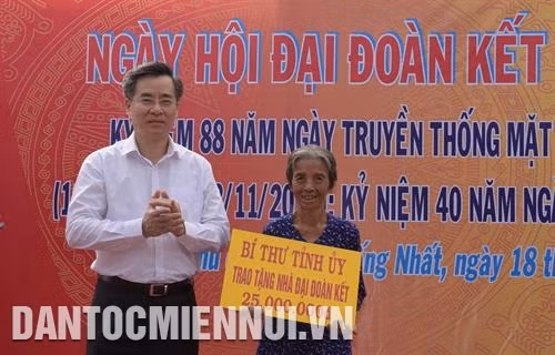 លោក ង្វៀនក្វាងយឿង លេខាគណៈកម្មាធិការបក្សខេត្ត បាកលៀវ អញ្ជើញប្រគល់ផ្ទះ មហាសាមគ្គីភាពជូនប្រជាជនក្នុងទិវាសាមគ្គីភាពរំលឹកខួបអនុស្សាវរីយ៍លើកទី ៨៨ នៃទិវាប្រពៃណីរណសិរ្សមាតុភូមិវៀតណាម