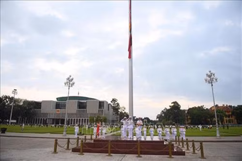 ម៉ោង ៦ ព្រឹកនៃថ្ងៃទី ២៦ ខែ កញ្ញា ឆ្នាំ ២០១៨ ពិធីបង្ហូតទង់ជាតិត្រឹម ២/៣ នៃដងដើម្បីកាន់ទុក្ខក្នុងពិធីបុណ្យកាន់ទុក្ខថ្នាក់ជាតិចំពោះលោកប្រធានរដ្ឋ ត្រឹនដាយក្វាង នៅទីលាន បាឌិញ ខាងមុខមតកៈចេតិយលោកប្រធាន ហូជីមិញ។ រូបថត៖ ទីភ្នាក់ងារព័ត៌មានវៀតណាម