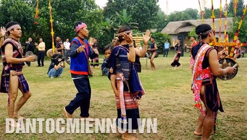 បន្ទាប់ពីពិធីបុណ្យអ្នកភូមិផឹកស្រានិងរាំរែកជាមួយគ្នា