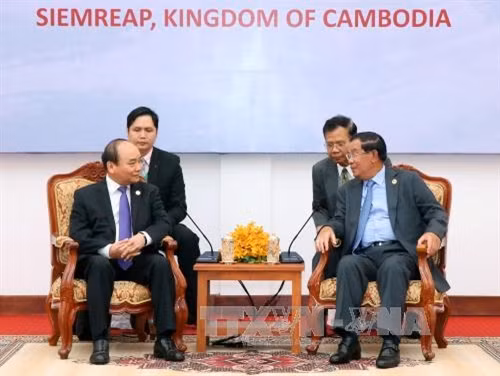 ក្នុងឱកាសចូលរួមកិច្ចប្រជុំកំពូលតំបន់ត្រីកោណអភិវឌ្ឍន៍កម្ពុជា - ឡាវ - វៀតណាម លើកទី ៩ (CLV9) លោកនាយក រដ្ឋមន្រ្តី ង្វៀនស៊ន់ភុក បានអញ្ជើញជួបសវនការជាមួយនាយករដ្ឋមន្រ្តីនៃព្រះរាជាណាចក្រ កម្ពុជា សម្តេច ហ៊ុនសែន នៅខេត្ត សៀមរាប ប្រទេស កម្ពុជា។ រូបថត៖ ថុងញ៉ឹត - ទីភ្នាក់ងារព័ត៌មានវៀតណាម
