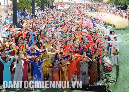 ប្រជាជនយ៉ាងច្រើនកុះករចូលរួមបង្ហាញទស្សនីយភាពរួមជាមួយគ្នាដោយពាក់សម្លៀកបំពាក់អាវផាយប្រពៃណីដ៏ចម្រុះពណ៌ សិស្សស្រីសាលាវិទ្យាល័យ ទ្រឹងវឿង ដ៏ស្រស់ស្អាតសមសួនក្នុងសម្លៀកបំពាក់ អាវផាយប្រពៃណី