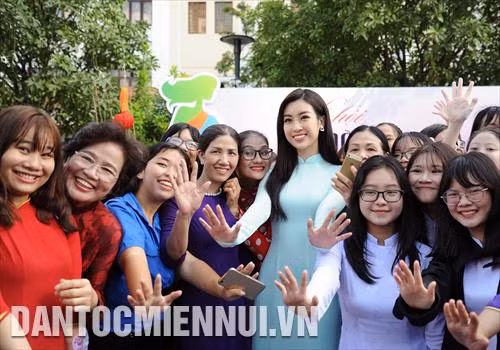 បវរកញ្ញា វៀតណាម ឆ្នាំ ២០១៦ កញ្ញា ដូមីលិញ ជាមួយនឹងប្រិយមិត្តយុវវ័យនិងប្រជាជនទីក្រុង ហូជីមិញ