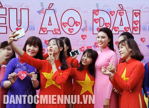 ប្រិយមិត្តយុវវ័យស្រស់ប្រិមប្រិយរីករាយជាមួយនឹងឯកអគ្គរដ្ឋទូតនៃរូបភាពអាវផាយរបស់ពិធីមហោស្រព អាវផាយទីក្រុង ហូជីមិញ ឆ្នាំ ២០១៨ បវរកញ្ញា វៀតណាម ឆ្នាំ ២០១៦ កញ្ញា ដូមីលិញ ជាមួយនឹងប្រិយមិត្តយុវវ័យនិងប្រជាជនទីក្រុង ហូជីមិញ