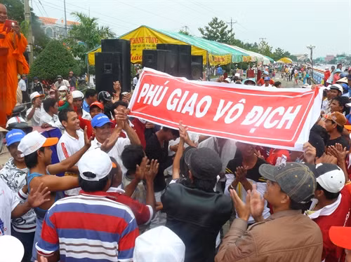 អ្នកគាំទ្របានអបអរសាទរក្រុមរបស់ខ្លួនទទួលបានជ័យជំនះ អ្នកគាំទ្របានអបអរសាទរក្រុមរបស់ខ្លួនទទួលបានជ័យជំនះ