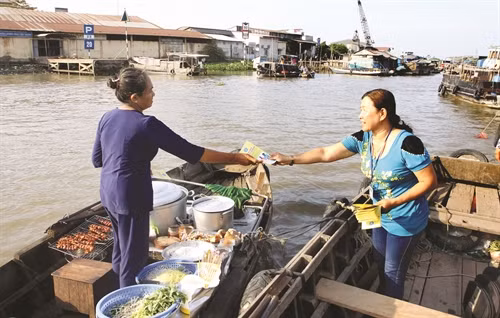 កម្មាភិបាលធានារ៉ាប់រងសង្គមផ្សព្វផ្សាយដល់បណ្តាក្រុមគ្រួសារបងប្អូនជនរួមជាតិដែលជួញដូរតាមធ្នារទឹកនៅផ្សារអណ្តែត កាយរ៉ាំង ទីក្រុង កឹនធើចូលរួមទិញប័ណ្ណធានារ៉ាប់រងសុខាភិបាល