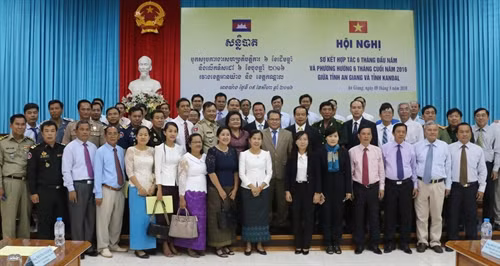 ប្រតិភូនៃខេត្តទាំងពីរ កណ្ដាល (កម្ពុជា) និង អានយ៉ាង (វៀតណាម) អញ្ជើញថតរូបទុកជាអនុស្សាវរីយ៍ បន្ទាប់ពីពិធីចុះហត្ថលេខា។ រូបថត៖ កុងម៉ាវ - ទីភ្នាក់ងារព័ត៌មាន វៀតណាម ប្រតិភូនៃខេត្តទាំងពីរ កណ្ដាល (កម្ពុជា) និង អានយ៉ាង (វៀតណាម) អញ្ជើញថតរូបទុកជាអនុស្សាវរីយ៍ បន្ទាប់ពីពិធីចុះហត្ថលេខា។ រូបថត៖ កុងម៉ាវ - ទីភ្នាក់ងារព័ត៌មាន វៀតណាម