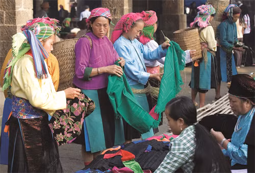 ជ្រើសរើសក្រណាត់សម្រាប់ដេរអាវថ្មីនៅផ្សារណាត់ អៀនមិញ ស្រុក អៀនមិញ (ខេត្ត ហាយ៉ាង)។ រូចថត៖ ង៉ូទន់