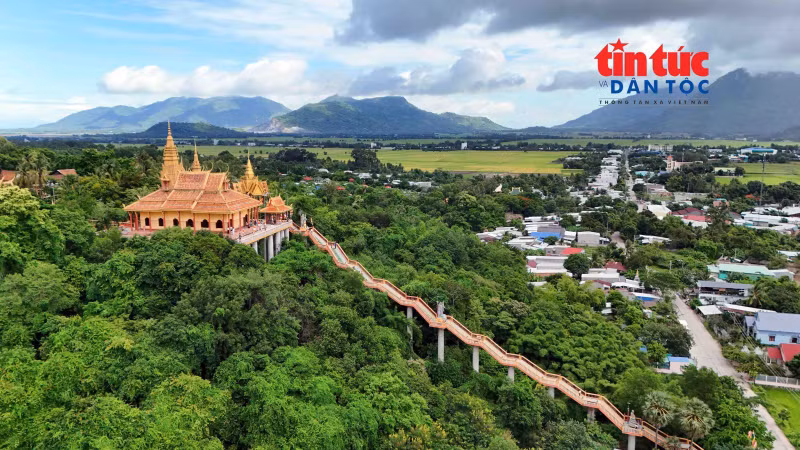 ជណ្ដើរថ្មើរជើងមានប្រវែងប្រមាណ ៧០ ម៉ែត្រនាំពីជើងភ្នំដល់ព្រះវិហារវត្ត។